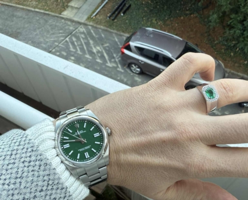 Rolex órához készült egyedi smaragd gyűrű
